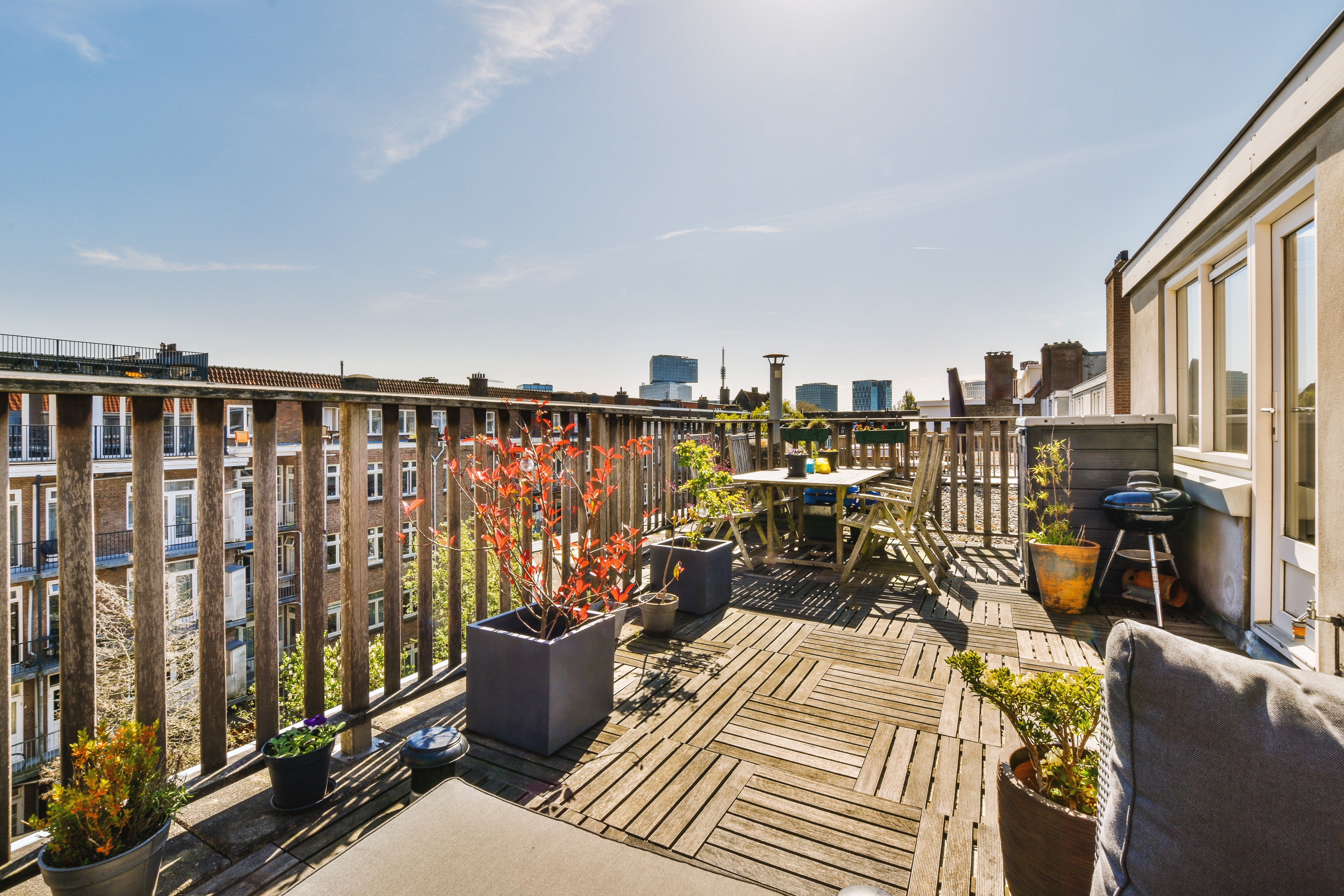 Service toiture Créer ou rénover une terrasse tropézienne en optimisant l’espace sous toiture